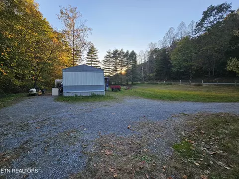 Exterior - 910 Valley Spring Rd, Rose Hill, VA 24281 photo 6 of 6