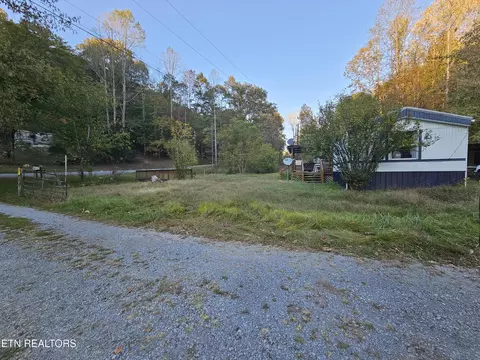 Exterior - 910 Valley Spring Rd, Rose Hill, VA 24281 photo 2 of 6
