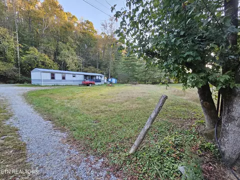 Exterior - 910 Valley Spring Rd, Rose Hill, VA 24281 photo 5 of 6