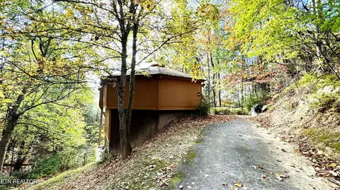 1036 E Foothills Dr, Gatlinburg, TN 37738