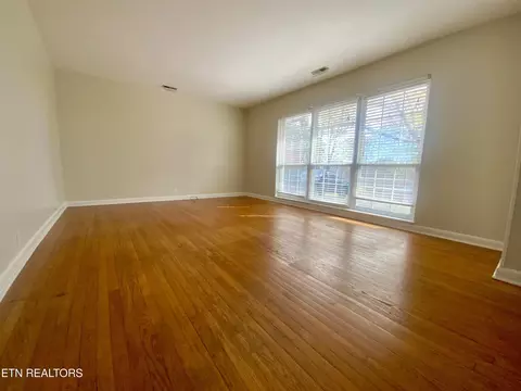 Living - 312 Maple St, Clinton, TN 37716 photo 2 of 3