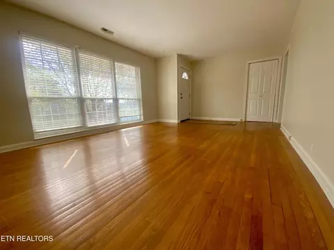 Living - 312 Maple St, Clinton, TN 37716 photo 1 of 3