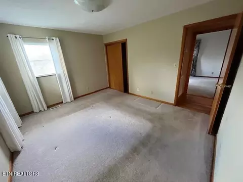 Bedroom - 154 E Wolf Valley Rd, Heiskell, TN 37754 photo 4 of 6