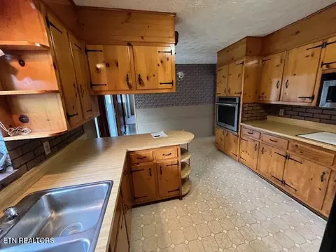 Kitchen - 154 E Wolf Valley Rd, Heiskell, TN 37754 photo 3 of 5