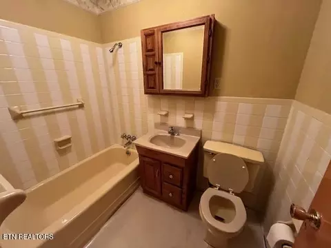 Bath - 154 E Wolf Valley Rd, Heiskell, TN 37754 photo 3 of 4