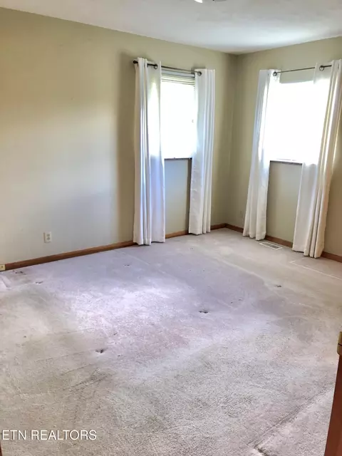 Bedroom - 154 E Wolf Valley Rd, Heiskell, TN 37754 photo 3 of 6