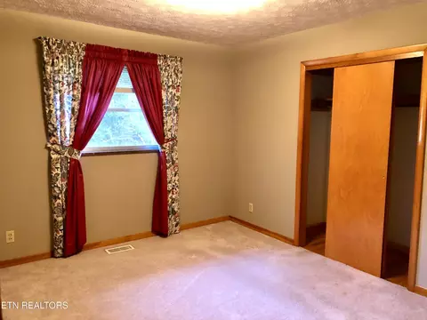 Bedroom - 154 E Wolf Valley Rd, Heiskell, TN 37754 photo 5 of 6