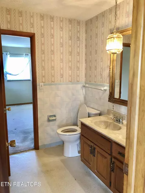 Bath - 154 E Wolf Valley Rd, Heiskell, TN 37754 photo 1 of 4