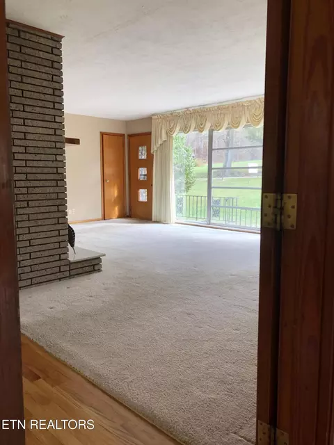 Living - 154 E Wolf Valley Rd, Heiskell, TN 37754 photo 4 of 7