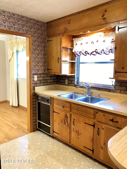 Kitchen - 154 E Wolf Valley Rd, Heiskell, TN 37754 photo 2 of 5