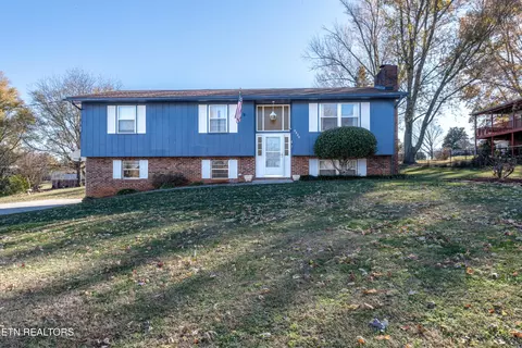 2220 Eau Clair Dr, Maryville, TN 37803