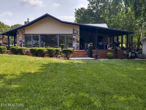 967 Holly Oaks Ln, Dandridge, TN 37725