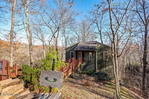 828 Innsbruck Dr, Gatlinburg, TN 37738