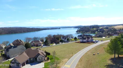 740 Rarity Bay Pkwy, Vonore, TN 37885