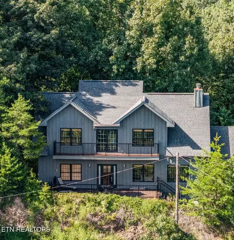 1132 E Foothills Dr, Gatlinburg, TN 37738