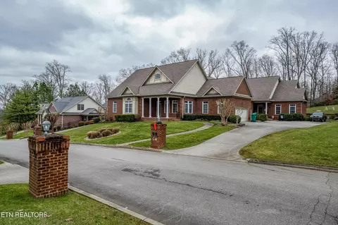 2380 Mountain Dr, Lenoir City, TN 37772