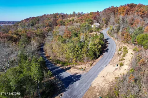 86 Stone Bridge Dr, Dandridge, TN 37725