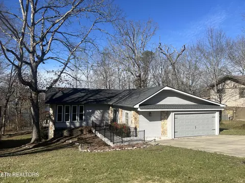 137 Lakeshire Dr, Crossville, TN 38558