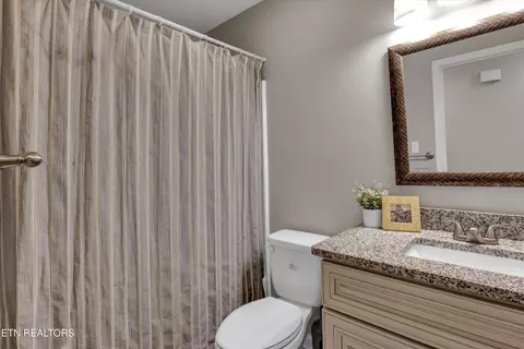 Bath - 3729 Holgate Ln, Powell, TN 37849 photo 3 of 4