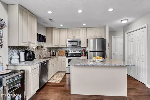 Kitchen - 3729 Holgate Ln, Powell, TN 37849 photo 2 of 4