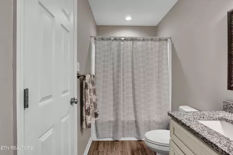 Bath - 3729 Holgate Ln, Powell, TN 37849 photo 2 of 4