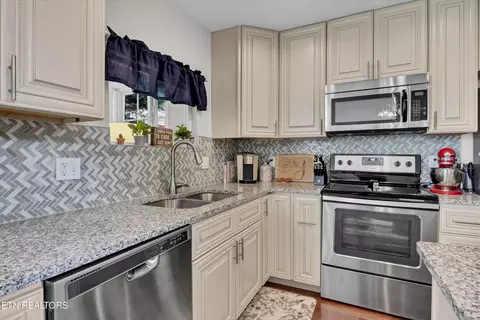 Kitchen - 3729 Holgate Ln, Powell, TN 37849 photo 3 of 4