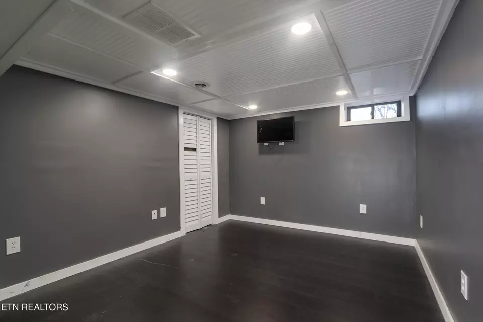 Bedroom - 614 Henry Ln, Greenback, TN 37742 photo 9 of 9