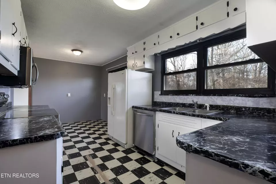 Kitchen - 614 Henry Ln, Greenback, TN 37742 photo 3 of 5