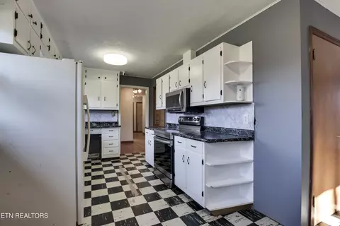 Kitchen - 614 Henry Ln, Greenback, TN 37742 photo 1 of 5