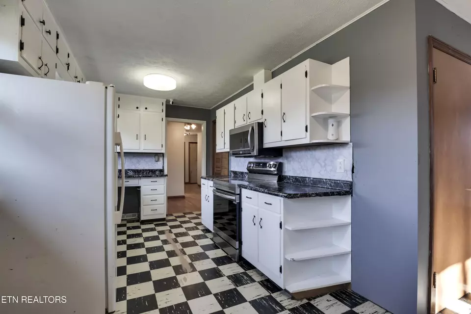 Kitchen - 614 Henry Ln, Greenback, TN 37742 photo 1 of 5