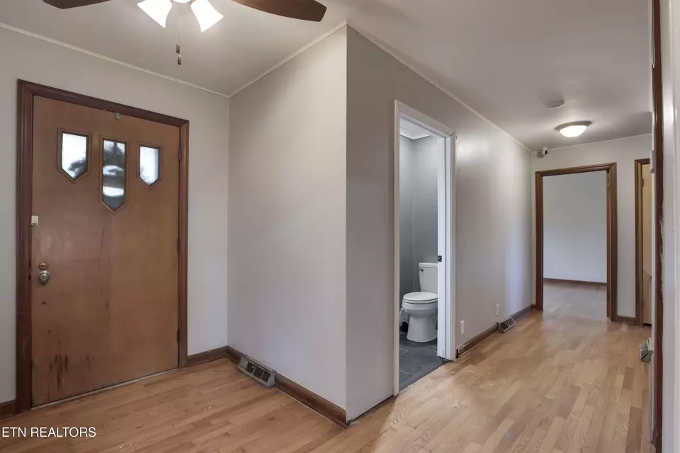 Entry Way - 614 Henry Ln, Greenback, TN 37742 photo 4 of 7