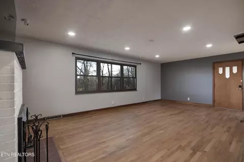 Living - 614 Henry Ln, Greenback, TN 37742 photo 1 of 4