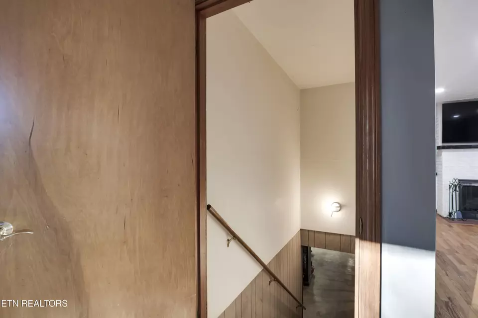 Entry Way - 614 Henry Ln, Greenback, TN 37742 photo 6 of 7