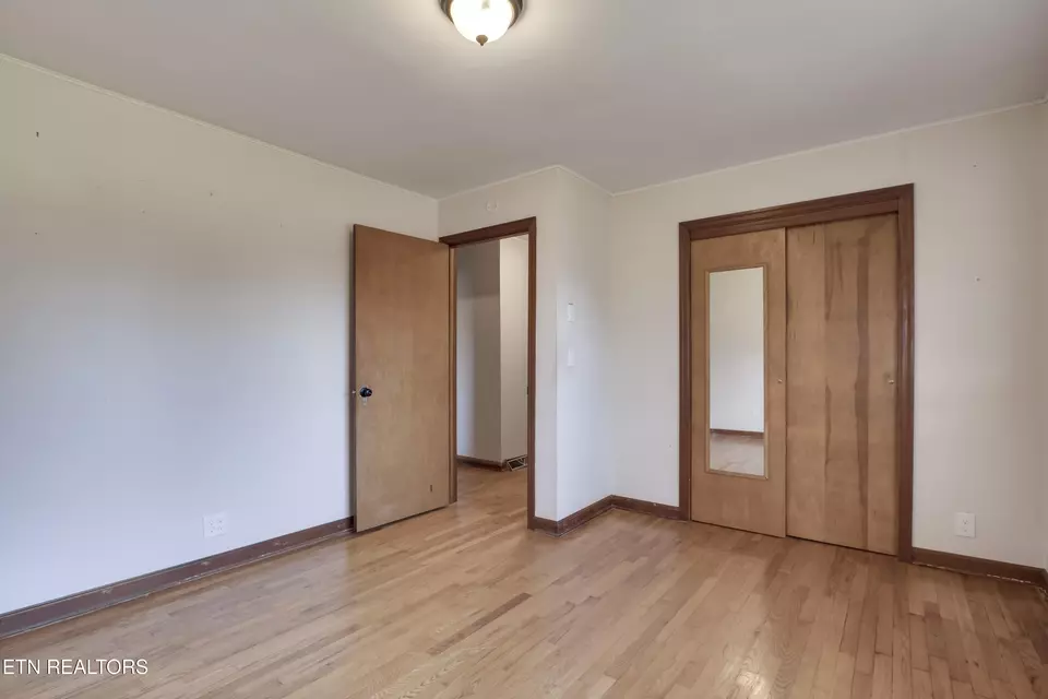 Bedroom - 614 Henry Ln, Greenback, TN 37742 photo 3 of 9