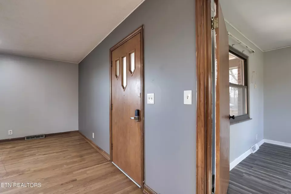 Entry Way - 614 Henry Ln, Greenback, TN 37742 photo 2 of 7