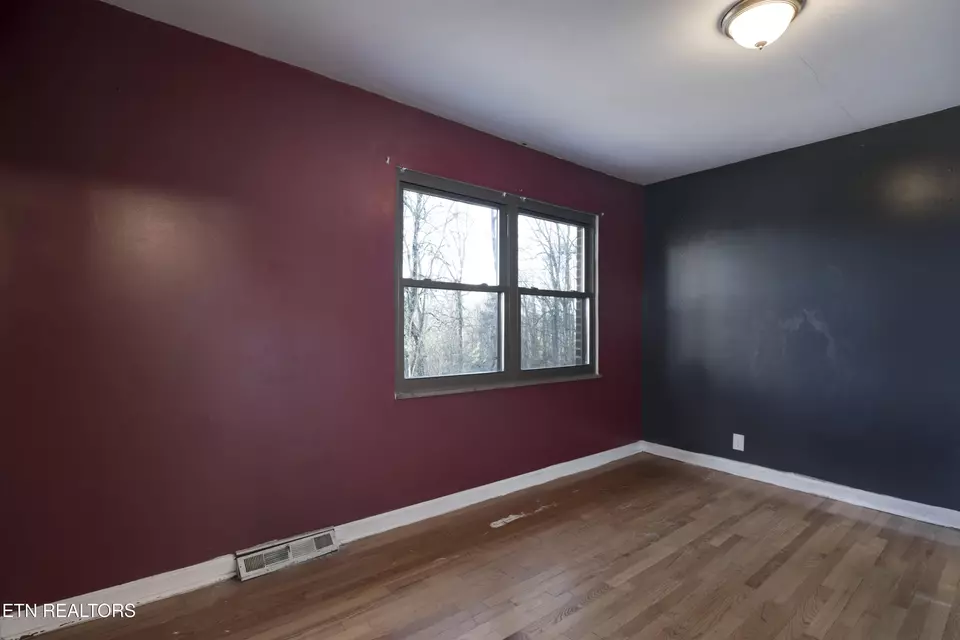Bedroom - 614 Henry Ln, Greenback, TN 37742 photo 6 of 9