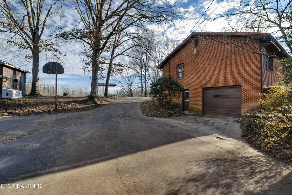 Exterior - 614 Henry Ln, Greenback, TN 37742 photo 6 of 10