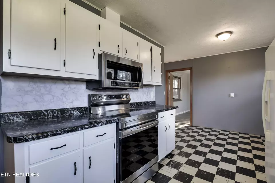 Kitchen - 614 Henry Ln, Greenback, TN 37742 photo 2 of 5
