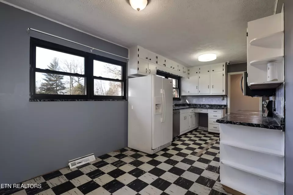 Kitchen - 614 Henry Ln, Greenback, TN 37742 photo 4 of 5