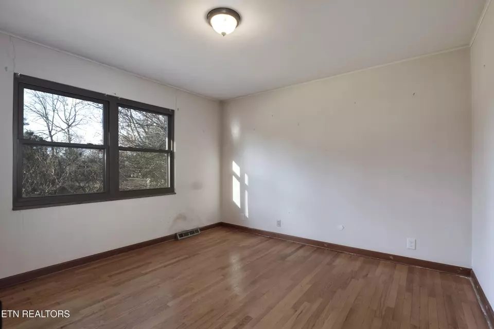 Bedroom - 614 Henry Ln, Greenback, TN 37742 photo 2 of 9