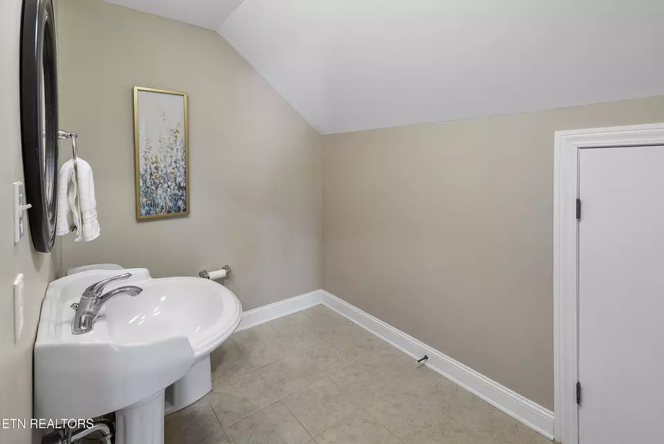 Bath - 12738 Edgebrook Way, Knoxville, TN 37922 photo 3 of 4