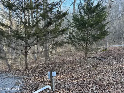 O Hickory Hollow Rd, Crossville, TN 38572