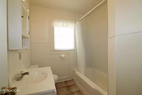 Bath - 201 Davis Ln, Oneida, TN 37841 photo 2 of 5