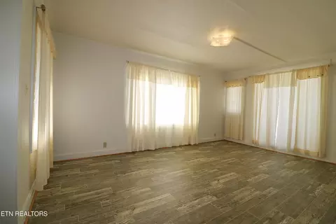 Living - 201 Davis Ln, Oneida, TN 37841 photo 4 of 6