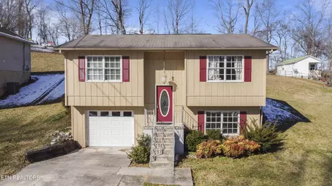 320 Hollifield Dr, Jacksboro, TN 37757