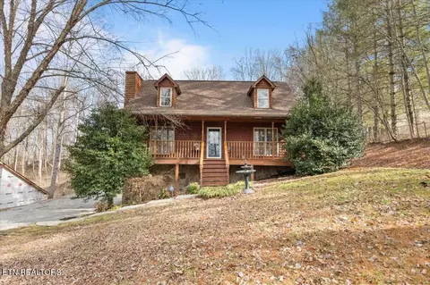 135 Cedar Cir, Jacksboro, TN 37757