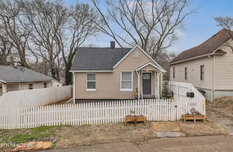 1202 NW Mercer St, Knoxville, TN 37921