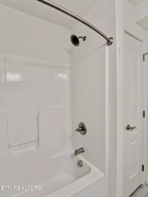 Bath - 175 Stonefield Dr, Harrogate, TN 37752 photo 3 of 5