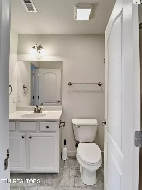 Bath - 175 Stonefield Dr, Harrogate, TN 37752 photo 4 of 5