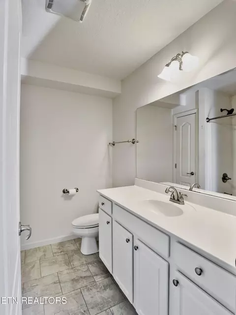 Bath - 175 Stonefield Dr, Harrogate, TN 37752 photo 2 of 5